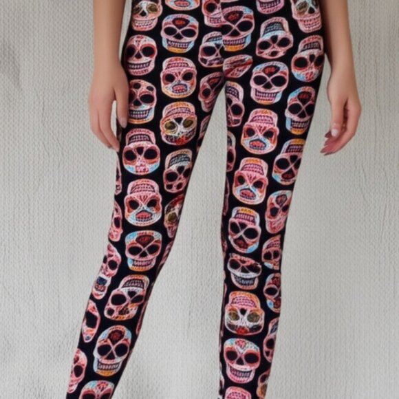 High Rise Black Skull Soft Fleece Leggings Size Junior M  (7-9) EUC - Picture 1 of 7